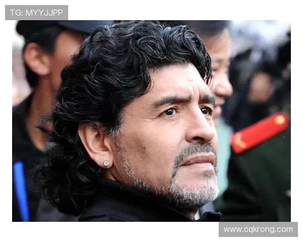 传奇球王迭戈·马拉多纳的辉煌与争议：从足球场到人生巅峰的跌宕起伏