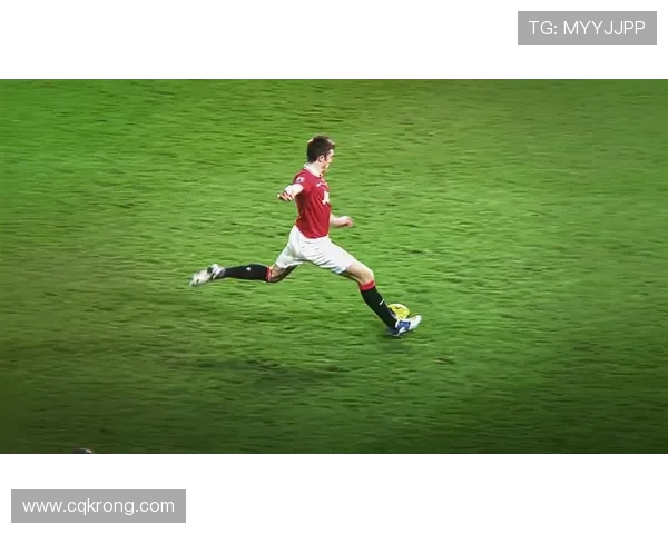 保罗·斯科尔斯:曼联传奇中场的崛起与辉煌岁月解析 保罗·斯科尔斯:曼联传奇中场的崛起与辉煌岁月解析